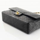 Chanel Classic Flap (1991) – ikonisk veske i sort lammeskinn thumbnail