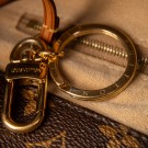 Louis Vuitton Artsy (2011) – ikonisk hobo i Monogram canvas thumbnail