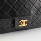 Chanel Classic Flap (1991) – ikonisk veske i sort lammeskinn thumbnail