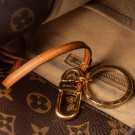 Louis Vuitton Artsy (2011) – ikonisk hobo i Monogram canvas thumbnail