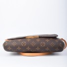 LOUIS VUITTON FAVOURITE (2013) – FEMININ OG ALLSIDIG SKULDERVESKE thumbnail