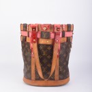 LOUIS VUITTON NEO BUCKET RUBIS (2007) – MODERNE VRI PÅ EN KLASSIKER thumbnail