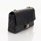 Chanel Classic Flap (1991) – ikonisk veske i sort lammeskinn thumbnail