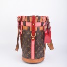 LOUIS VUITTON NEO BUCKET RUBIS (2007) – MODERNE VRI PÅ EN KLASSIKER thumbnail