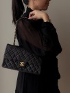 Chanel Double Flap Medium (1996) – ikonisk veske i sort lammeskinn thumbnail