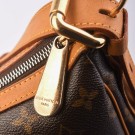 LOUIS VUITTON TULUM (2006) – ELEGANT OG PRAKTISK HVERDAGSVEKSE thumbnail