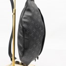 Louis Vuitton Discovery Bumbag (2019) – ikonisk belteveske i sort Monogram thumbnail