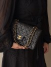 Chanel Double Flap Medium (1996) – ikonisk veske i sort lammeskinn thumbnail