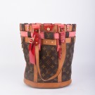 LOUIS VUITTON NEO BUCKET RUBIS (2007) – MODERNE VRI PÅ EN KLASSIKER thumbnail