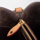 Louis Vuitton Montaigne (2010) – elegant veske i Monogram thumbnail