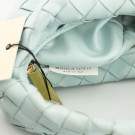 Bottega Veneta Mini Jodie (2020) – ikonisk veske i pastellblått lammeskinn thumbnail