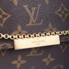 LOUIS VUITTON FAVOURITE (2013) – FEMININ OG ALLSIDIG SKULDERVESKE thumbnail
