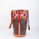 LOUIS VUITTON NEO BUCKET RUBIS (2007) – MODERNE VRI PÅ EN KLASSIKER thumbnail