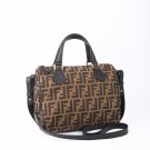 Fendi 1980 – Tidløs og ikonisk monogramveske thumbnail