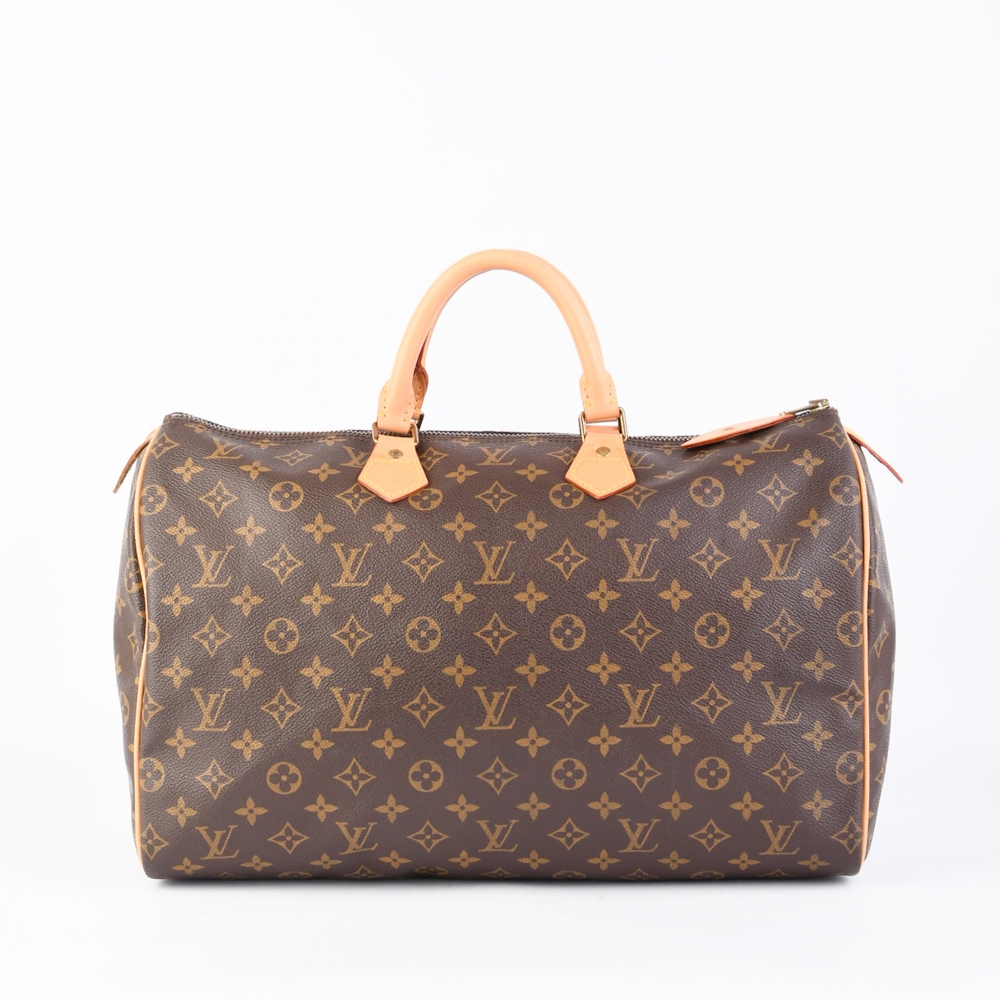 Speedy 40 er en av Louis Vuittons mest ikoniske og romslige vesker – perfekt til både reise og hverdagsbruk. Denne modellen er laget i klassisk brun monogram canvas med detaljer i skinn og gullfarget hardware. Vesken ble produsert i Frankrike i 1985.