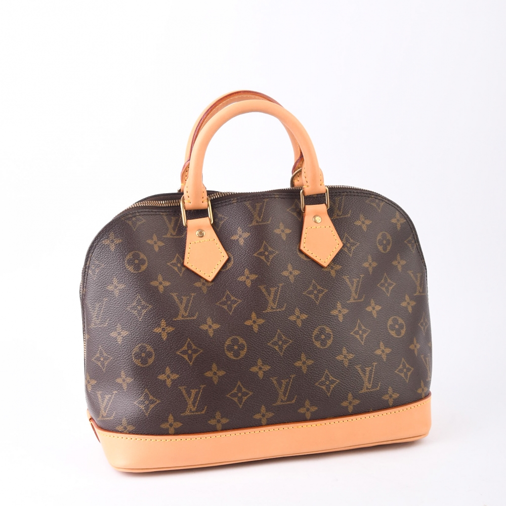 Elegant og strukturert veske i klassisk Monogram canvas, laget i Frankrike i 1997. Alma-modellen er kjent for sin karakteristiske fasong og tidløse uttrykk – en ekte klassiker i Louis Vuittons historie.