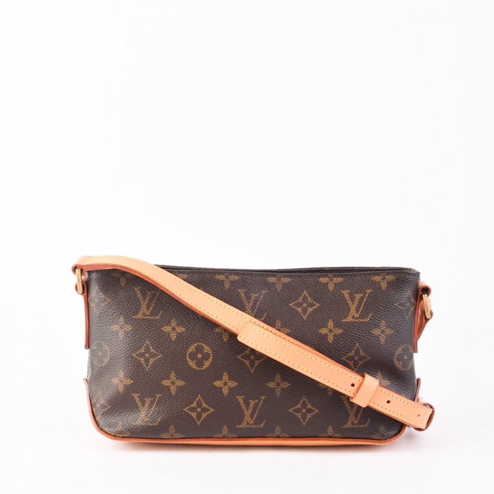 En chic og kompakt Louis Vuitton Trotteur fra 2003, perfekt som skulderveske for deg som elsker klassisk monogram. Praktisk, tidløs og elegant. Leveres med Retrading dustbag og autentisitetsbevis fra LegitGrails.