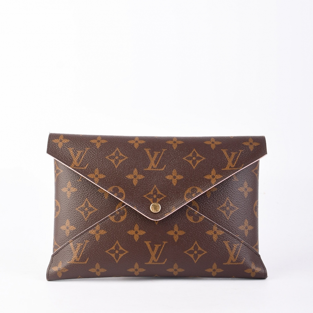 Det populære Louis Vuitton Kirigami-settet består av tre konvoluttformede punger i ulike størrelser, laget i ikonisk monogram canvas med skinnfôr og gullfarget knappelukking. Produsert i Frankrike med alle originale deler.