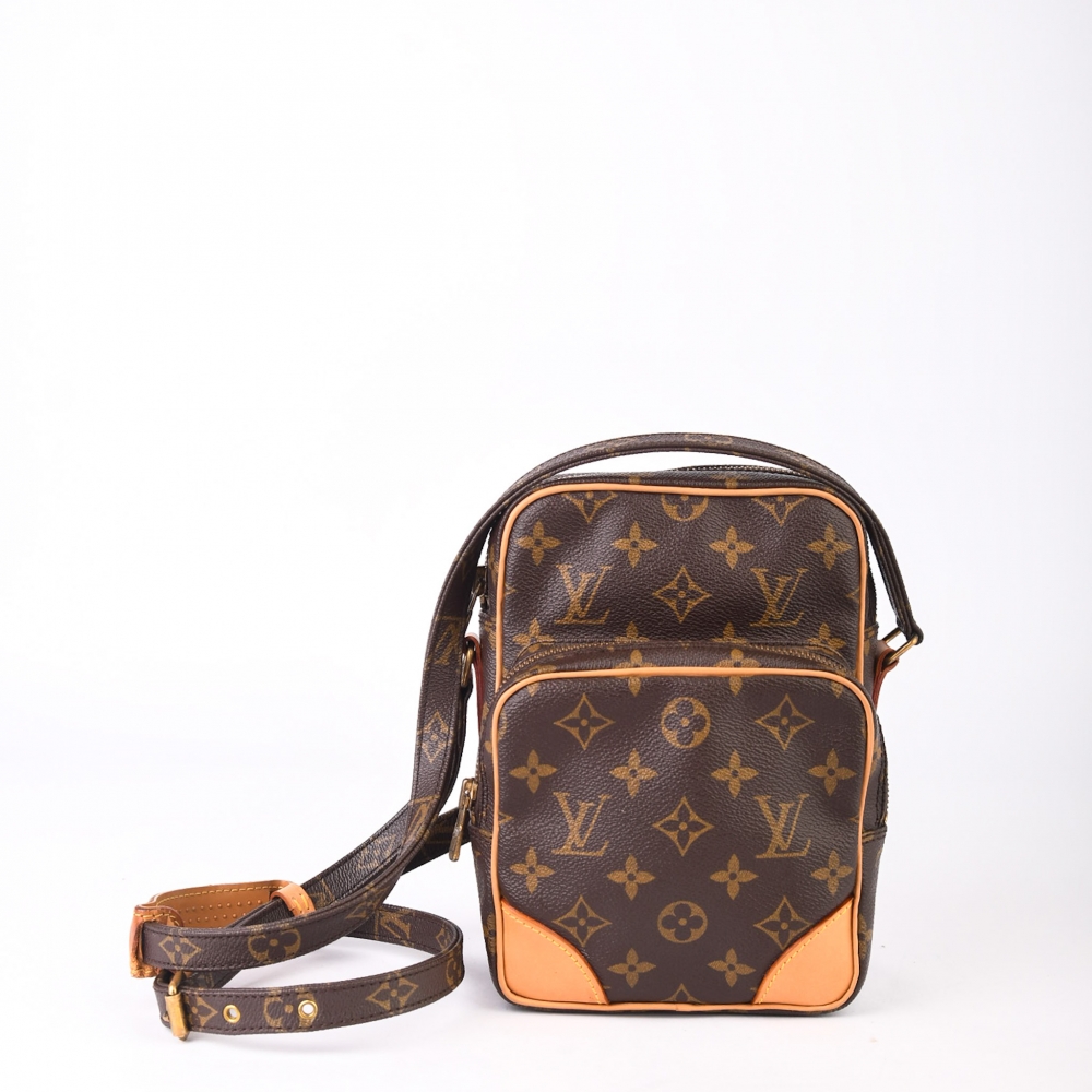 Louis Vuitton Amazon med nytt skinn, praktisk og stilsikker skulderveske med ikonisk, firkantet fasong. Modellen ble først introdusert som kameraveske og har med tiden blitt en ettertraktet vintage-klassiker.