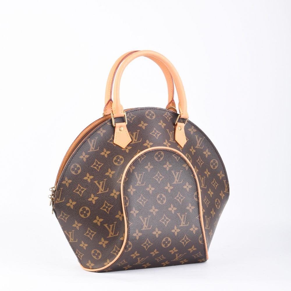 Louis Vuitton Ellipse er en unik og karakteristisk håndveske, kjent for sin buede form og strukturerte design. Denne modellen er laget i slitesterk monogram canvas med gullfarget hardware og detaljer i nytt, lyst skinn. Produsert i Frankrike i 1998.