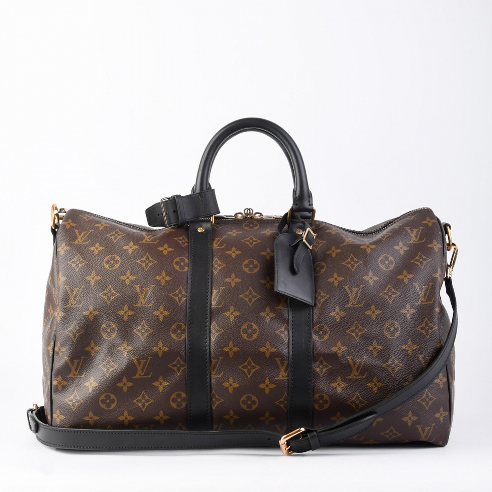 En ikonisk Louis Vuitton Keepall 45 i Monogram Canvas – et ekte samlerobjekt fra 1985. Keepall 45 med nytt skinn og fremstår som både praktisk og elegant, klar for nye eventyr.