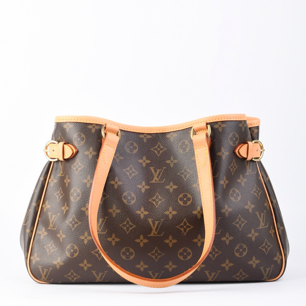 En romslig og klassisk veske fra Louis Vuitton – modellen Batignolles Horizontal, laget i slitesterk monogram canvas med detaljer i ekte skinn og gullfarget hardware. Produsert i Frankrike i 2007, og passer perfekt som hverdagsveske med plass til det du t