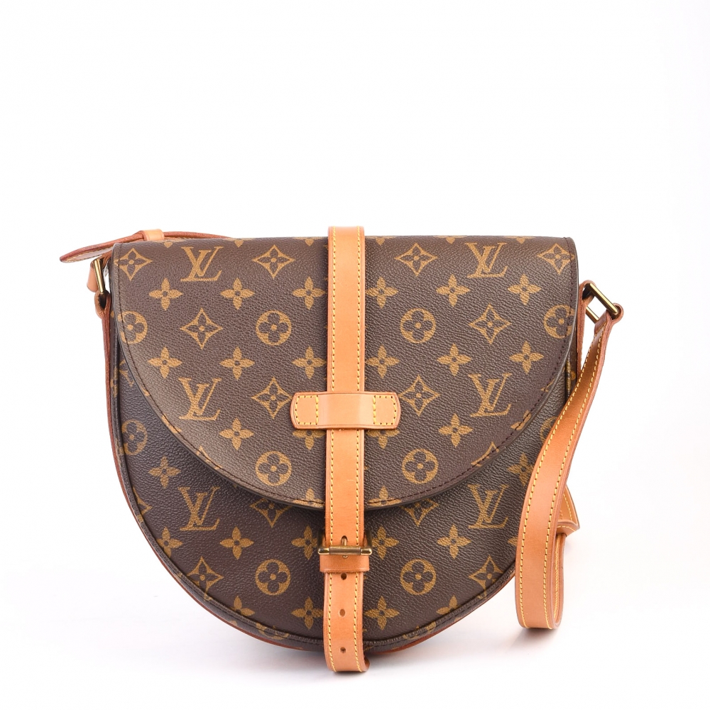 En sjarmerende og klassisk crossbody-veske fra Louis Vuitton – modellen Chantilly, laget i ikonisk brun monogram canvas med skinnrem og gullfarget hardware. Produsert i Frankrike i 1989, og fortsatt en tidløs favoritt blant vintageelskere.