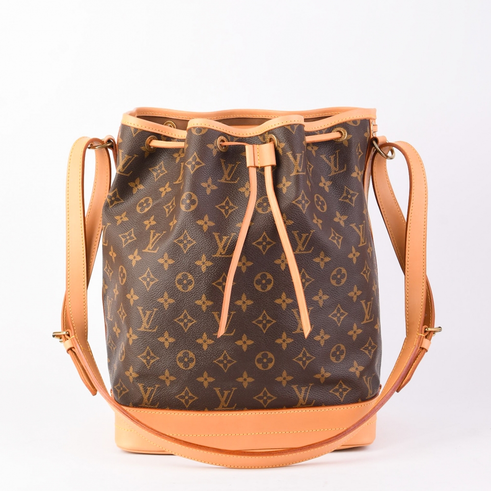 Noé GM i monogram canvas med nytt skinn og gulltonede detaljer. Perfekt som hverdagstaske. Leveres med Retrading dustbag og sertifikat fra LegitGrails.