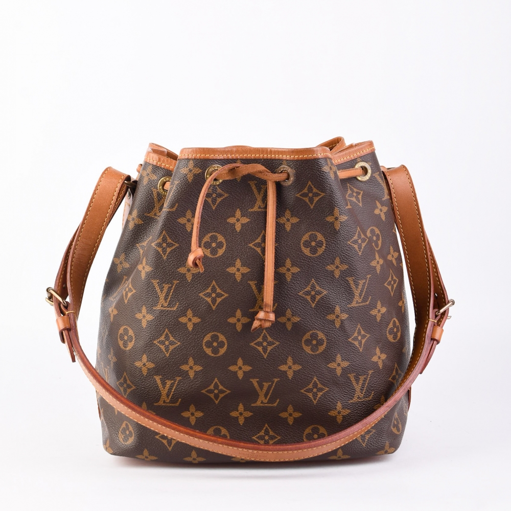 En klassisk og tidløs veske fra Louis Vuitton – modellen Noé PM, laget i slitesterk monogram canvas med detaljer i skinn og gullfarget hardware. Designet opprinnelig for å frakte champagneflasker, og i dag en elsket vintage-skulderveske med sjel og karakt