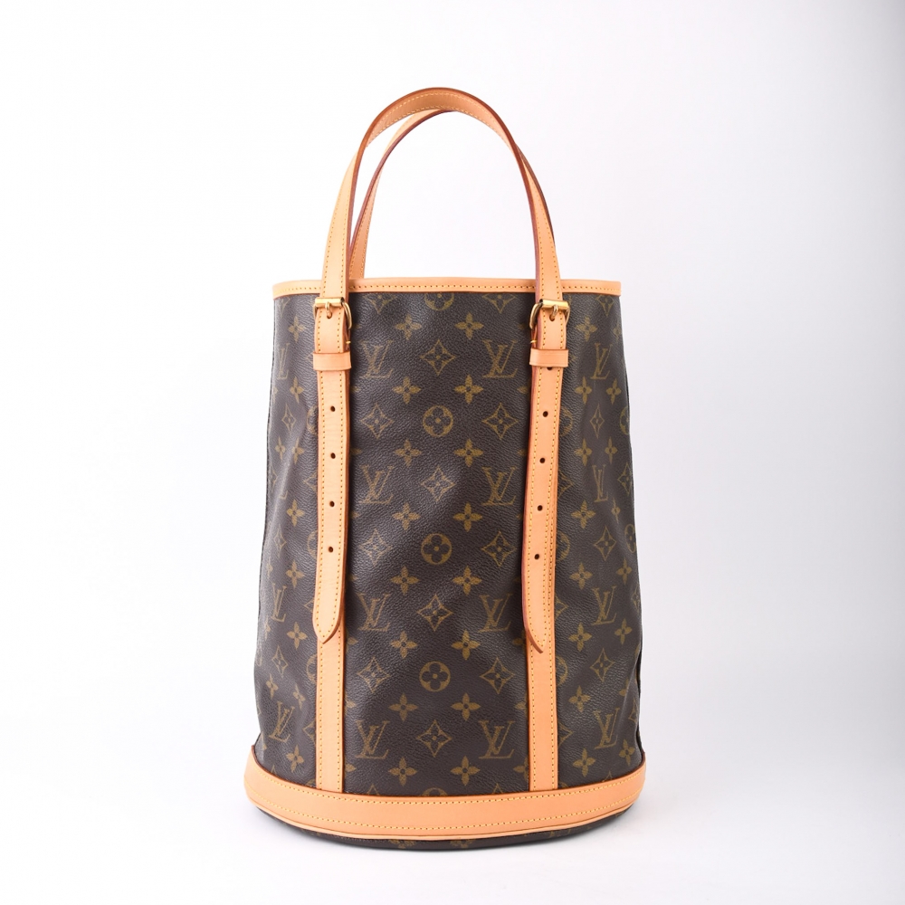 Romslig Louis Vuitton Bucket GM fra 2007 med nytt skinn i monogram canvas . Praktisk og ikonisk design.