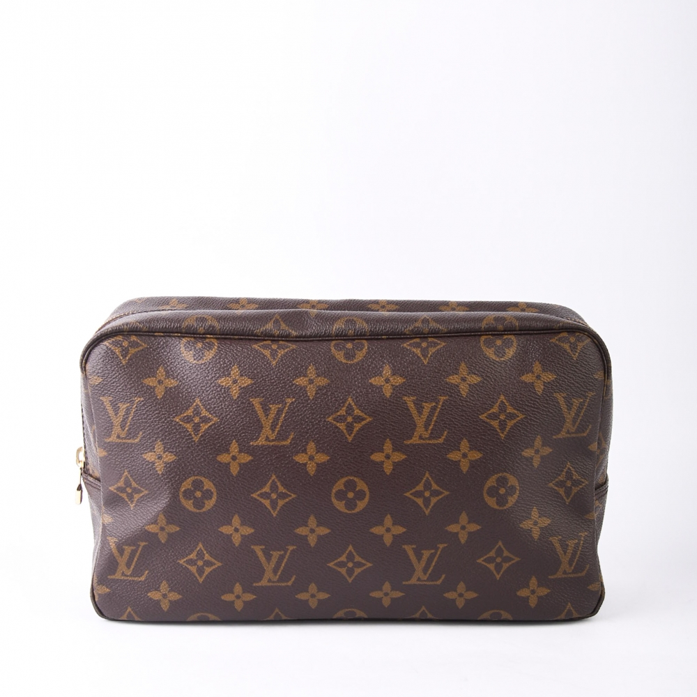 En vintage klassiker fra Louis Vuitton – Trousse 28 er en kompakt og stilren toiletry bag laget i ikonisk monogram canvas med detaljer i skinn og gullfarget hardware. Produsert i Frankrike i 1991, og fortsatt i svært god stand til alder og formål.