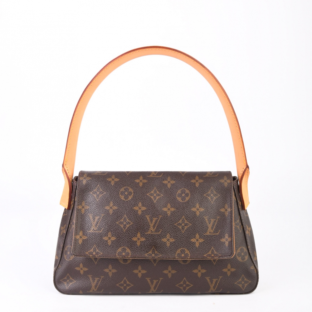 Louis Vuitton Looping med nytt lær er en av merkets mest gjenkjennelige silhuetter – med sin faste bueformede skulderrem og elegante, rene linjer.